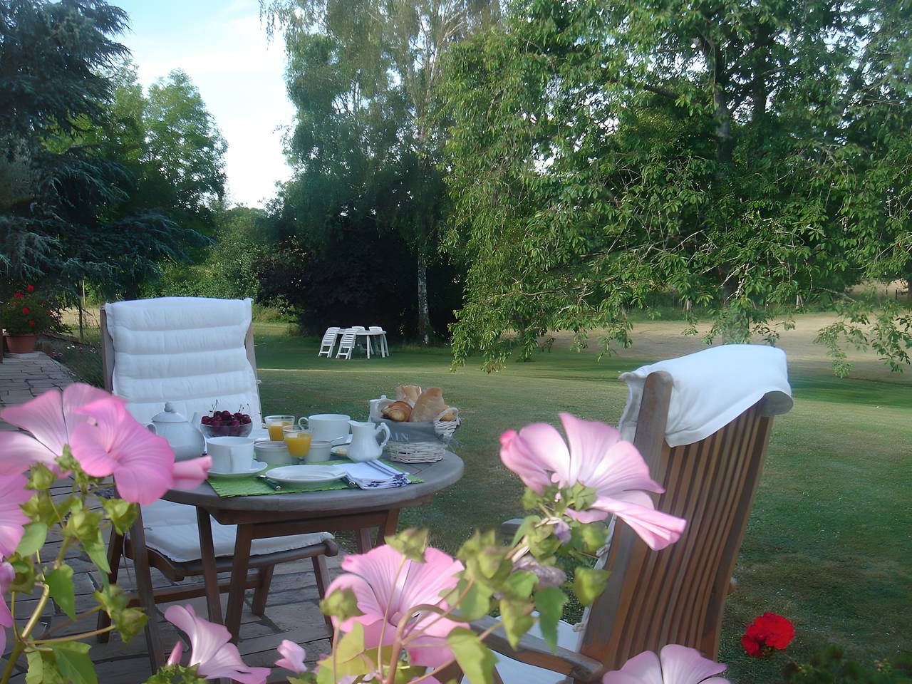 Chambre d’hôtes « Les Hortensias » avec terrasse et jardin communs, Wi-Fi in Rochechouart, Parc naturel régional Périgord-Limousin
