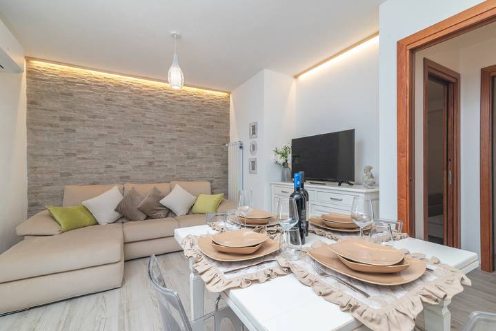 Apartamento entero, Apartamento 'Trilo Nina' con terraza privada, jardín privado y aire acondicionado in Santa Teresa di Gallura, Santa Teresa Gallura (Municipality)