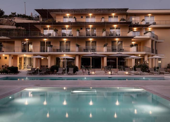 Resort per 4 persone, con giardino e sauna nonché panorama e piscina in Sicilia