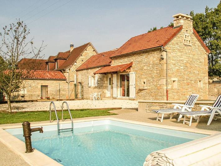 Location de vacances pour 7 personnes, avec Terrasse ainsi que Jardin et Piscine à Cressensac