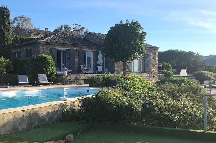 Location de vacances pour 8 personnes, avec jacuzzi et jardin dans Plage de la Roya