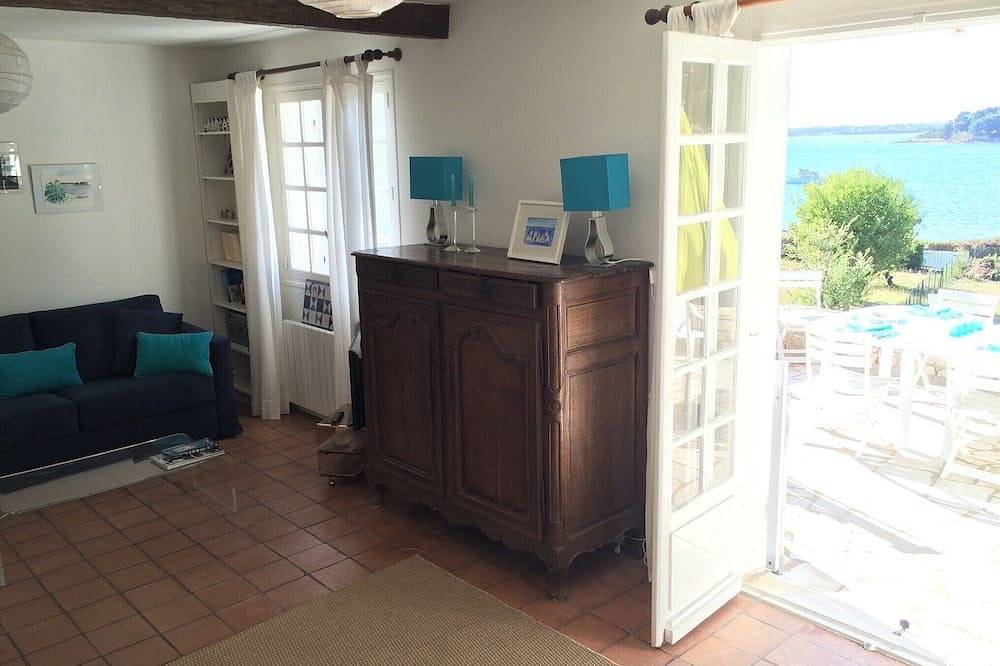 Ile-aux-Moines-Maison au bord du golfe du Morbihan in Île-aux-Moines, Côte des Mégalithes