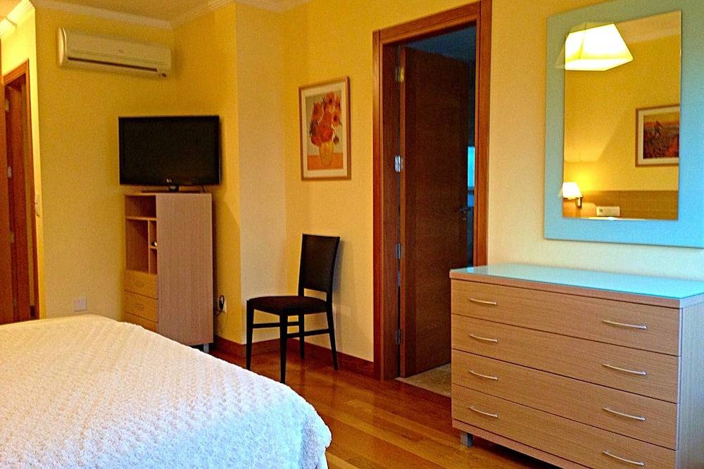 First Line Beach, Spa, Swimming Pools, Tennis, Paddle, Squash, Garden, Children'S Playground. in O Grove, Rías Baixas