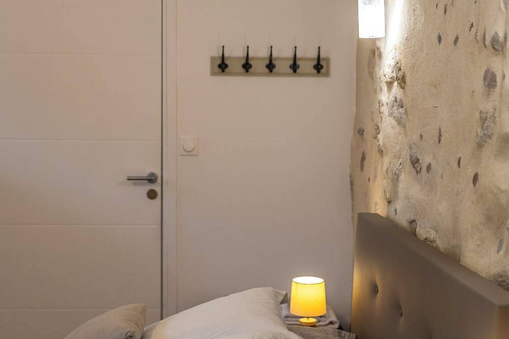 Entire apartment, Charming modern apartment in a quiet Provencal house in Eyragues Alpilles in Eyragues, Arles region