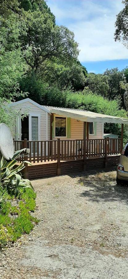 Camping pour 4 personnes, avec jacuzzi et bassin pour enfant ainsi que piscine et terrasse