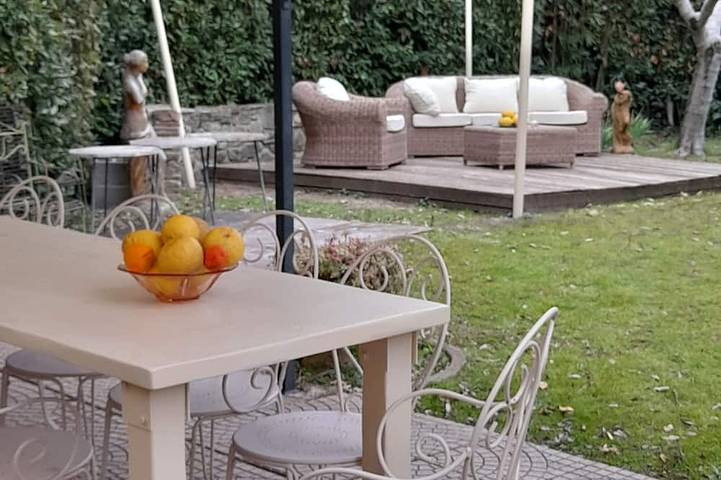 Freiheitsvilla mit privatem Garten und Parkplatz. In der Nähe des Meeres und des Sees in Torre del Lago Puccini, Viareggio