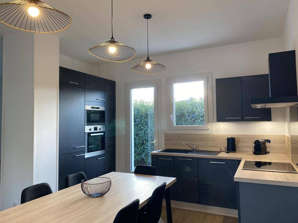 Maison contemporaine avec jardin au calme, proche centre village - Fr-1-489-417 in Broût-Vernet, Région de Vichy