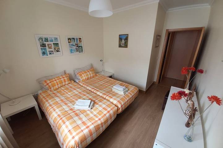 Townhouse with private garden and barbeque – excellent to welcome up to 4 adults in Ferrel, Leiria District