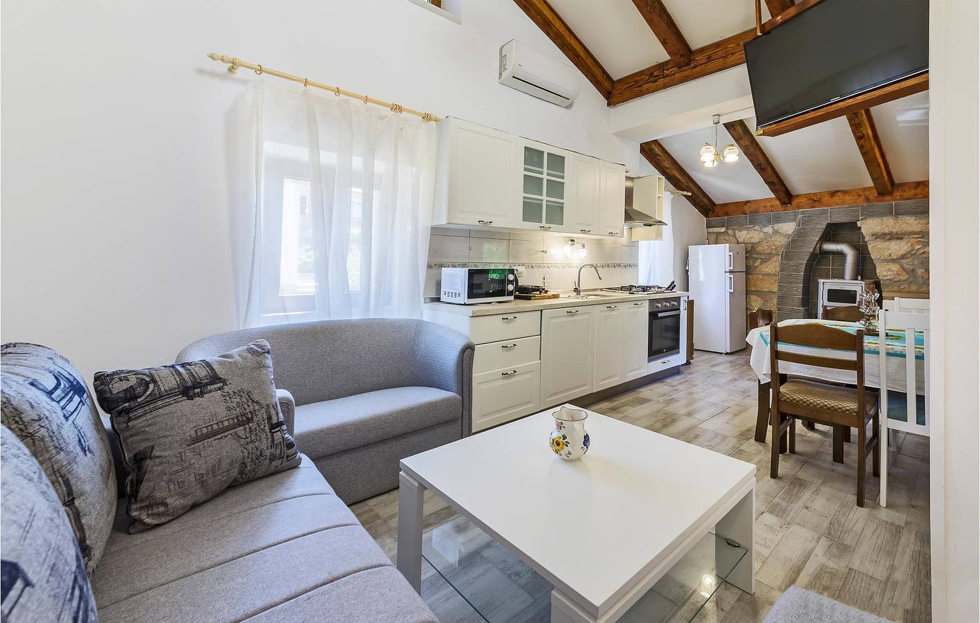 Ganze Ferienwohnung, Gemütliche Ferienwohnung in Zagorje: WLAN, Terrasse, in der Nähe der Küste und des Stadtzentrums in Kršan, Ostküste Istrien