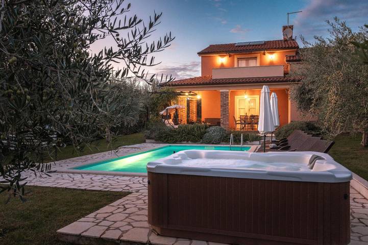 Ferienhaus für 8 Personen, mit Terrasse und Pool sowie Garten und Whirlpool in Kastelir