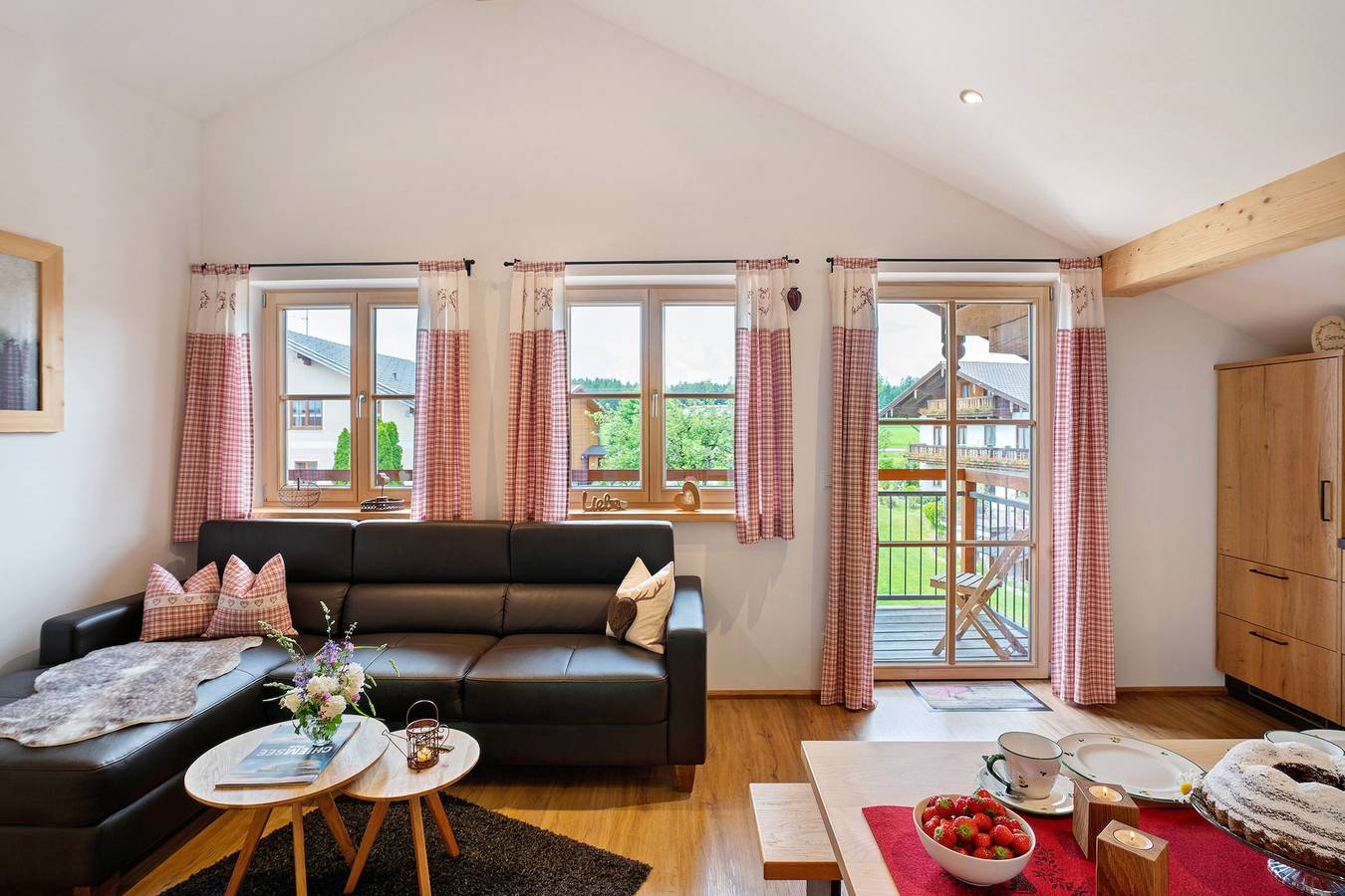 Entire apartment, Apartment 'Waldblick' with Private Garden, Balcony and Wi-Fi in Höslwang, Chiemsee