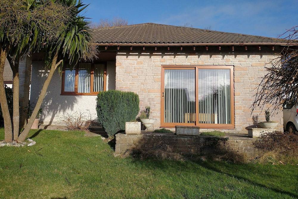 Perfect Location To Discover Cornwall Family Dog Friendly Bungalow in Bodmin in Bodmin, Cornwall