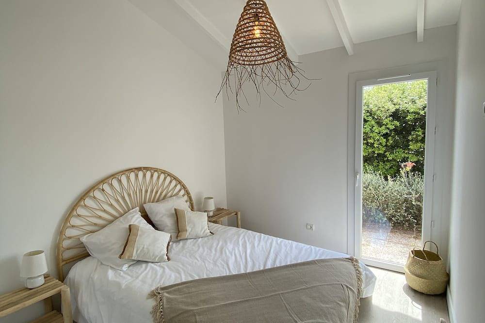 Cosy accommodation, walking distance to the beach, sea-view patio. in Santa Giulia, Porto-Vecchio