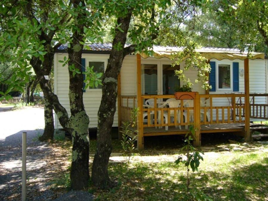 Camping Le Sous Bois  - Mobilhome 6 personas - Ohara 4/6 personas Terraza cubierta in Saint-Maurice-d'Ibie, Ardèche