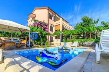 Gîte pour 3 personnes, avec balcon ainsi que balcon/terrasse et piscine à Pula