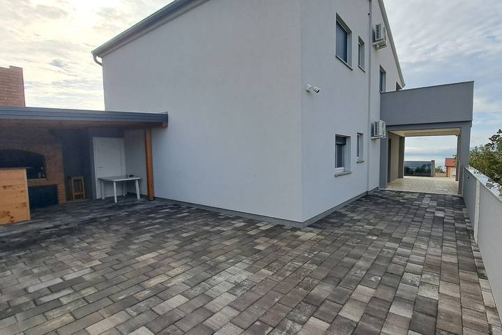 Ferienhaus für 16 Personen, mit Pool und Balkon/Terrasse, mit Haustier in Maslenica - 4