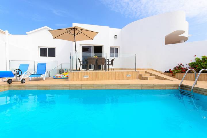 Moderna Villa Xana cerca de la playa con piscina, gran patio, aire acondicionado y Wi-Fi in Playa Blanca, Yaiza