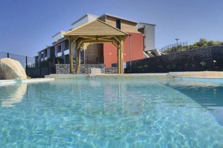 Apartamento de vacaciones para 4 personas, con terraza y vistas además de piscina y piscina para niños - 1