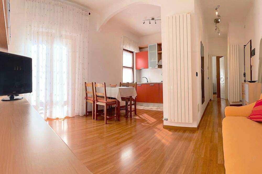 Entire apartment, Just 100 meters. from the beach and convenient shops in Lavagna, Lavagna Municipality
