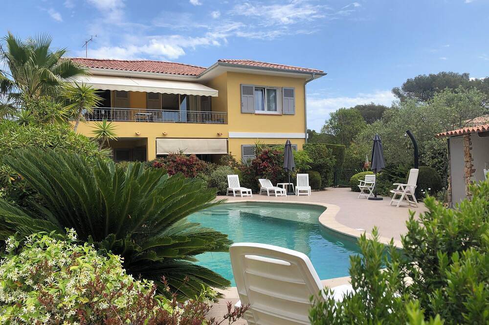 Appartement entier, Appartement T2 Mimosa, 45m2, real \"green love nest,\" swimming pool, sea in Boulouris, Saint-Raphaël