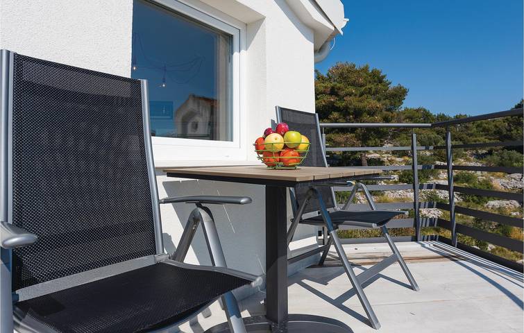 Ganze Ferienwohnung, Gemütliche Wohnung mit Terrasse, WLAN und Parkplatz, 1,5 km vom Strand entfernt in Brodarica, Šibenik-Knin