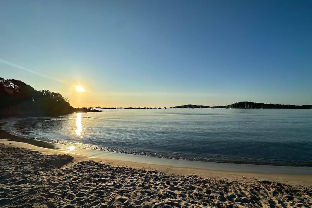 Appartamento intero, 4-bedroom rooftop flat with 180° views in Sainte-Lucie de Porto-Vecchio, Zonza