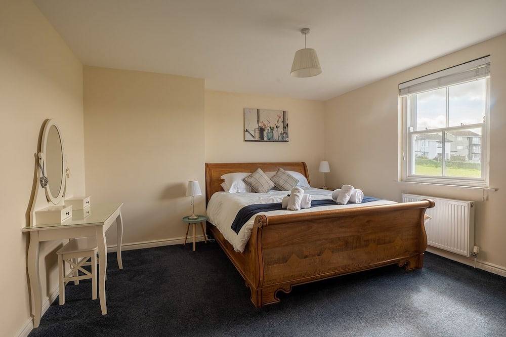 Luxury Holiday Cottage, Beach with Great Sea Views, Broad Haven, Pembrokeshire in Broad Haven, Pembrokeshire