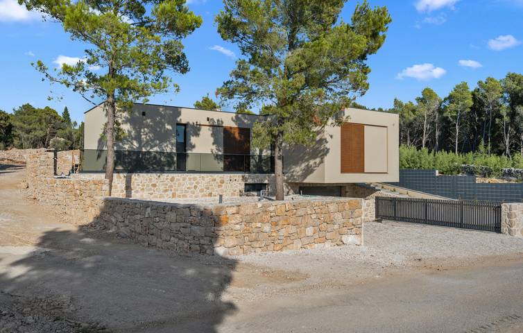 Spacious 2-Bedroom Apartment with Pool, Garage, and Terrace in Sibenik, Šibenik-Knin