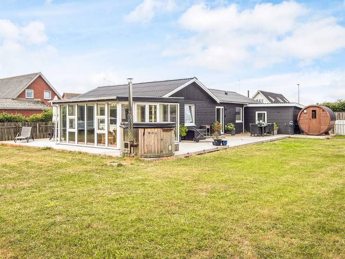 Ferienhaus für 6 Personen, mit Whirlpool und Terrasse sowie Garten und Sauna in Thorsminde