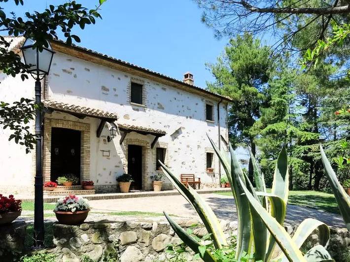 Location de vacances pour 10 personnes, avec jardin et piscine à Penne - 2