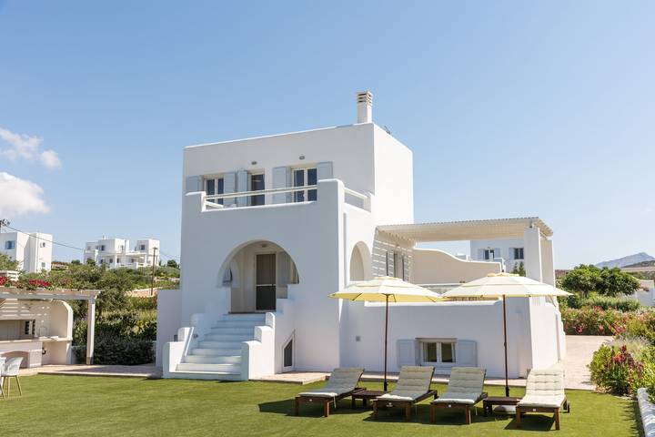 Villa for 9 people, with terrace and ocean view as well as garden in Naxos