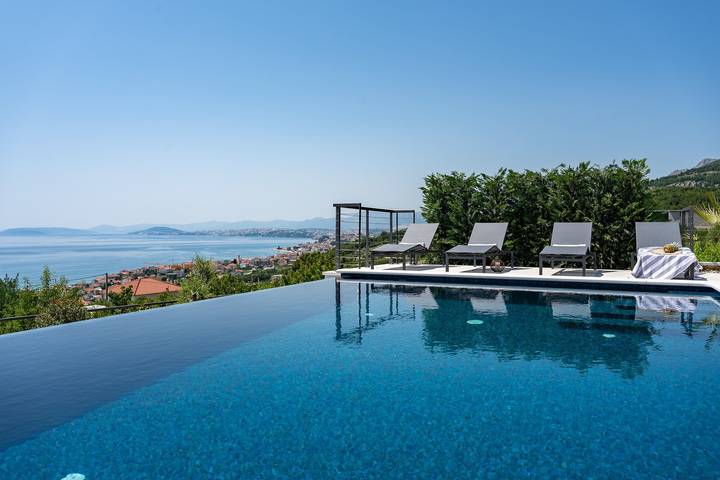 Ferienhaus für 9 Personen, mit Balkon/Terrasse und Pool in Podstrana - 2