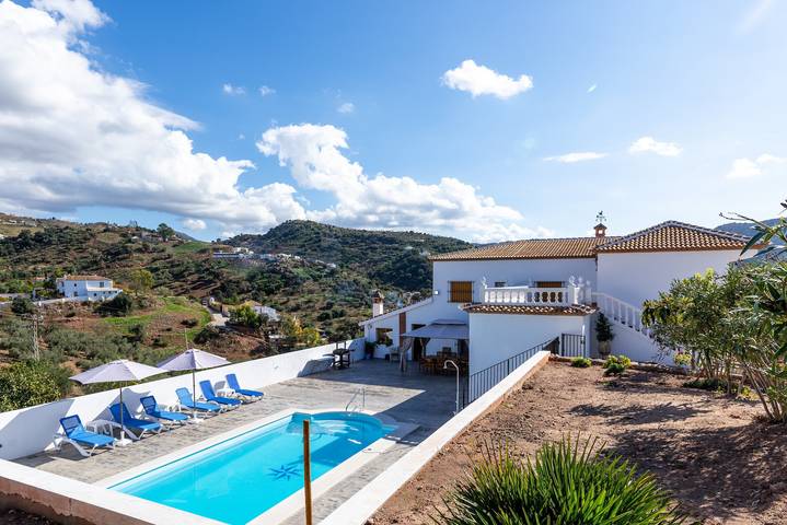 Holiday Home 'Casa Mari' with Mountain Views, Wi-Fi, Balcony, Garden, Terrace & Pool in Almogía, Cordillera Penibética