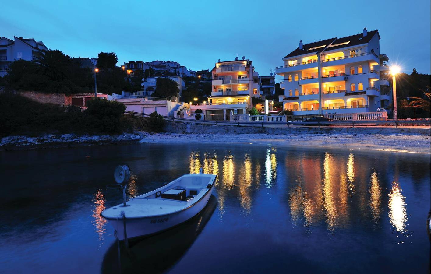 Geheel vakantieappartement, Toevluchtsoord aan zee: gezellig appartement met terras en wifi, op 600 meter van het strand van Uvala Bočići in Okrug Gornji, Čiovo