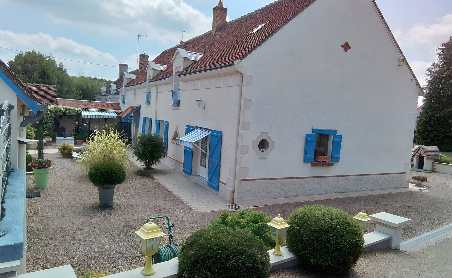 Maison de Vacances 'La Maison Bleue' avec Terrasse Privée, Jardin Privé et Wi-Fi in Thésée, Région de Romorantin-Lanthenay