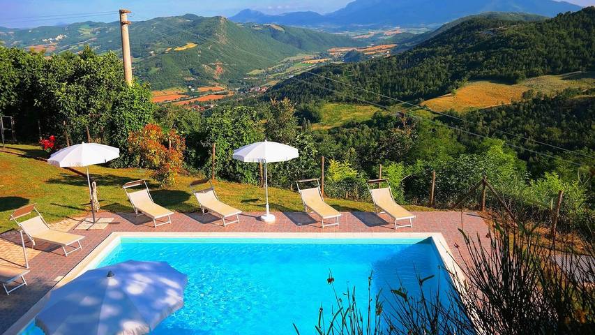 Agriturismo per 17 persone, con piscina e giardino a Acqualagna