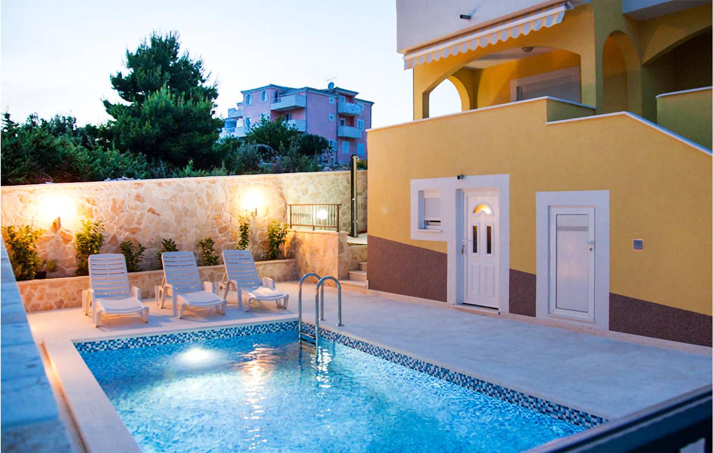 Apartamento vacacional entero, Apartamento con vistas al mar, wifi, aire acondicionado, piscina y terraza in Rogoznica, Condado de Šibenik-Knin