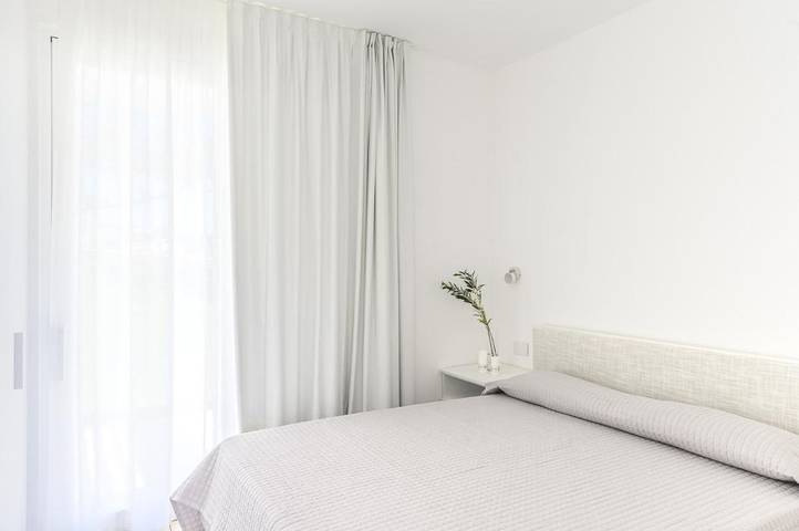 Entire apartment, Stunning Capo Falcone Charming Apartments, 1 Bed Comfort Apt sleeps 4 with Child in Spiaggia La Pelosa, Stintino