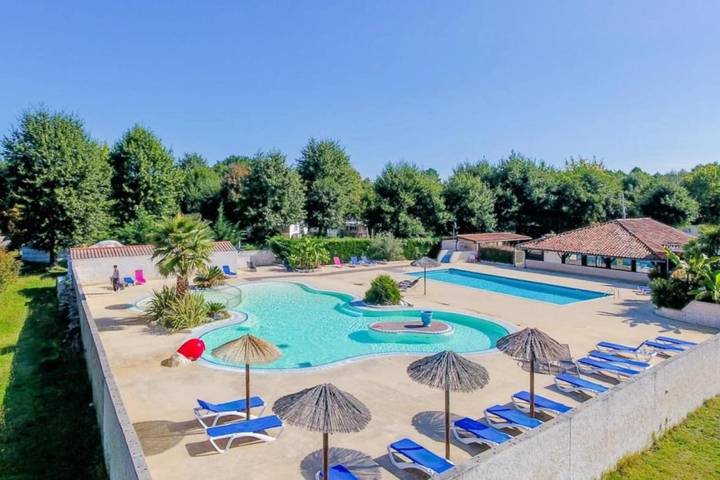 Camping pour 6 personnes, avec piscine