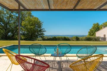 Location de vacances pour 10 personnes, avec jardin à Cucuron