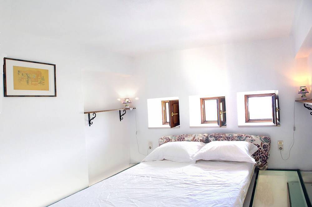 Apartamento entero, La casa está hecha de piedra, acogedor, tranquilo a 2 pasos del centro. in Skala (Patmos), Archipiélago del Dodecaneso