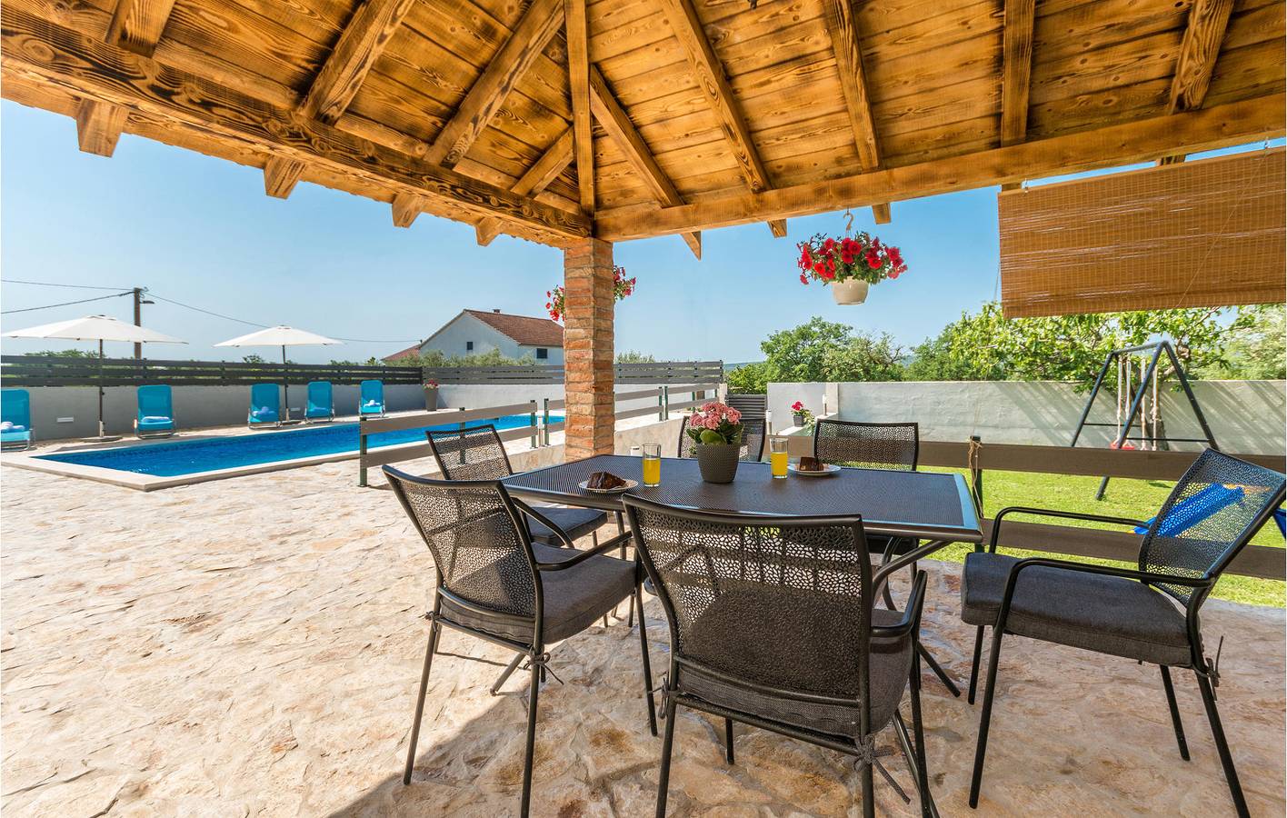 Geheel vakantieappartement, Vakantieappartement voor 6 personen met tuin in Zadar