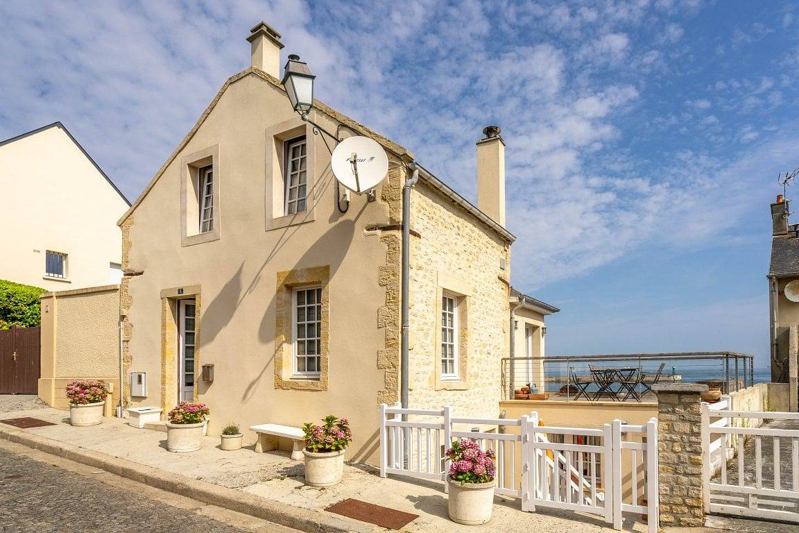 Une terrasse sur la mer, Normandie - Calvados - Omaha Beach in Port-en-Bessin-Huppain, Région de Bayeux
