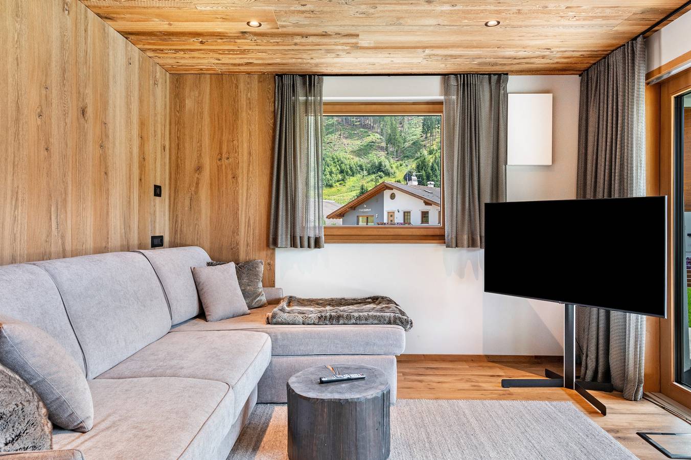 Geheel appartement, Villa Sofia Appartement 'S' met uitzicht op de bergen, privéterras en Wi-Fi in Plan da Tieja, Wolkenstein