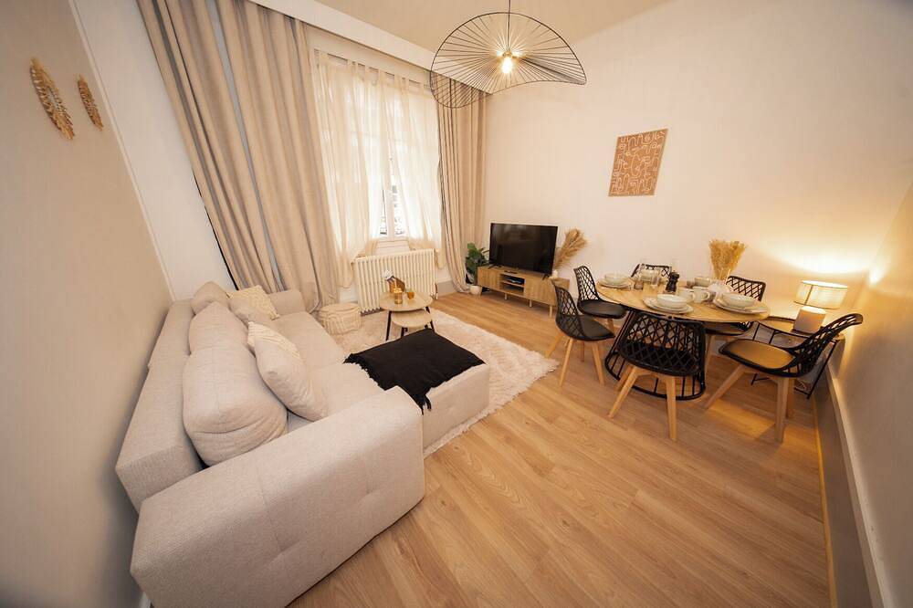 Entire apartment, Cozy 2-bedroom apartment in charming Chambéry perfect for your stay with parking in Chambéry, Chambéry region