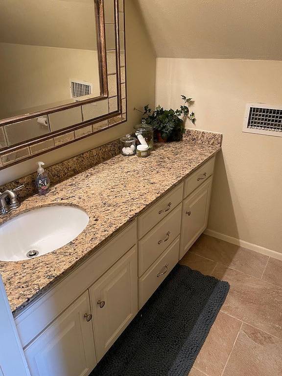 Hilltop Hideaway -1500+ sq/ft home - views of private lake on 42 beautiful acres in Van Zandt County