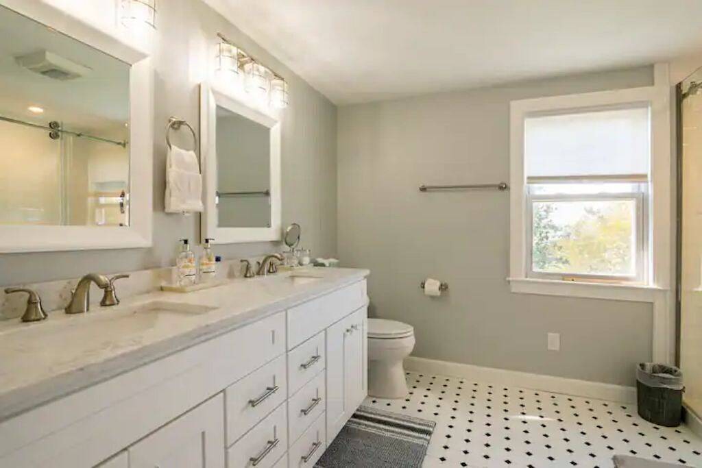 Fully Restored Bristol Home, Walk to Town & Harbor in Bristol (RI), Bristol County