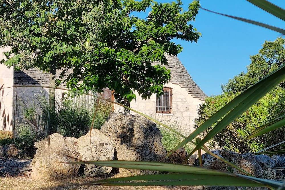 Trulli Bianchi. Caratteristico in pietra con piscina privata e vista panoramica in Comune di Alberobello, Provincia di Bari