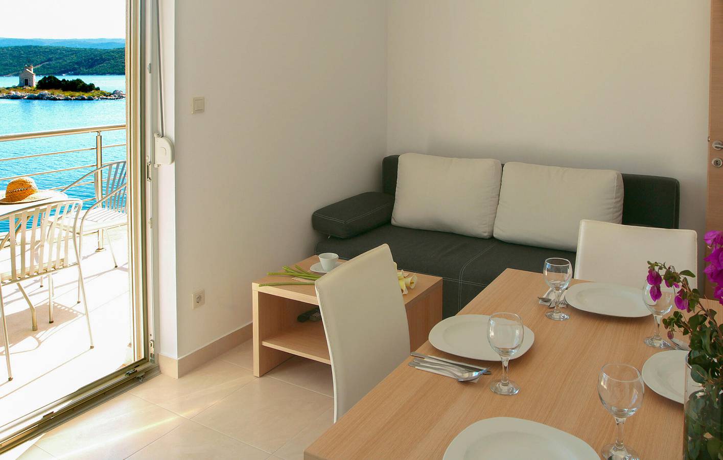 Ganze Ferienwohnung, Apartment mit Meerblick, Terrasse, WLAN und Parkplatz – 1,5 km zum Strand in Klek, Dubrovnik-Neretva