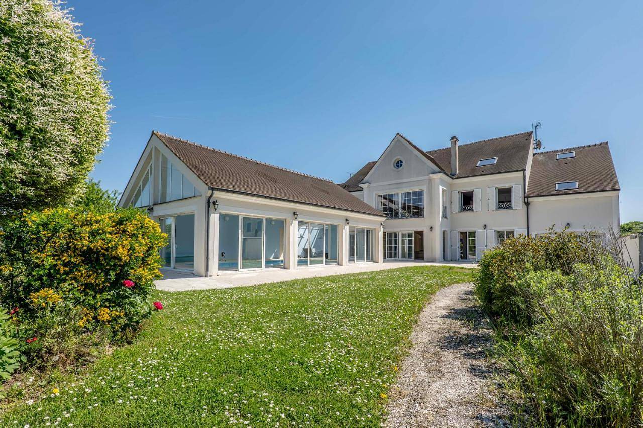 Villa with Private Pool in Villeneuve-le-Comte, Seine-et-Marne